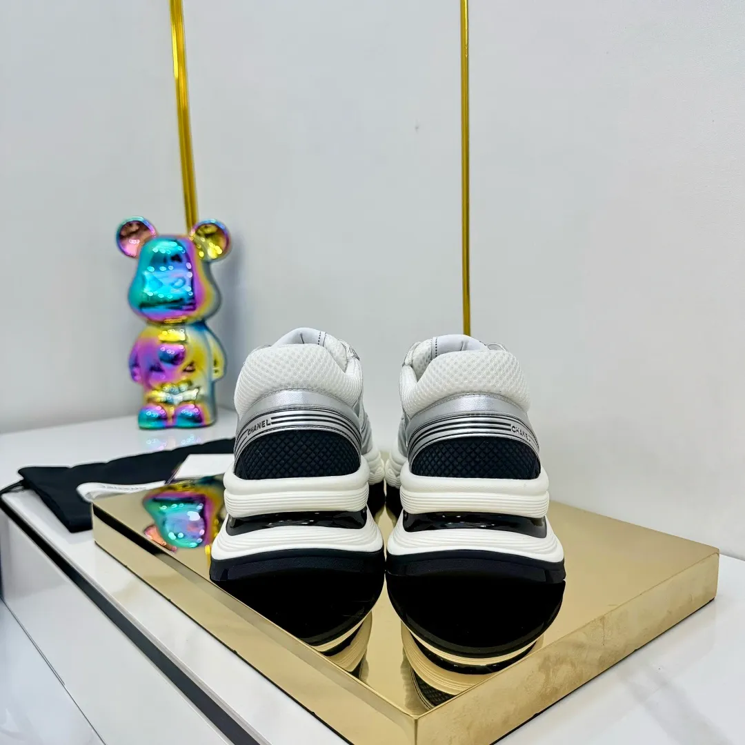 👟👟Ex-factory price 680👟👟 Upgraded version, upgraded version, upgraded version! No rebuttal accepted! ! ! ! Chanel Chanel panda shoes! 2025 counter's top casual sports shoes. This classic design; the upper is electro-embroidered with a variety of techniques; the outsole is fashionable and sporty; the unusual inclusion of a variety of color matching elements... The diversified mix and match is very good-looking and versatile, and can be used for leisure, fashion, sports, and outdoor... ꫛꫀꪝ Go➫ Materials: ❶Upper made of: original imported first-layer silk cowhide + original waterproof cloth + original first-layer cowhide ❷Inner lining: Original Yangli+Net ❸Outsole based on: Original TPU combination outsole Counter boutique packaging complete set for women 35–41 👉 👉 👉 👉